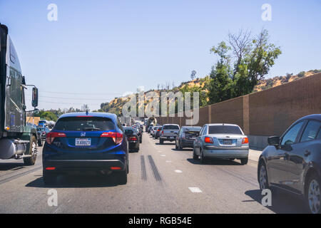 Le 8 juin 2018 Los Angeles / CA / USA - un fort trafic sur l'une des routes allant à la ville Banque D'Images