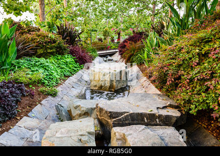 Le 8 juin 2018 Los Angeles / CA / USA - végétation luxuriante entourant un ruisseau d'eau qui coule à travers Robert Irwin's Jardin Central au Getty Center ; Banque D'Images