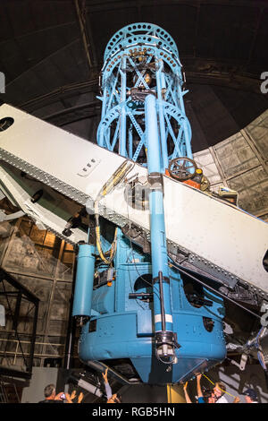 9 juin 2018 Mt Wilson / CA / USA - Groupe de visiteurs ayant une vue rapprochée de la poste historique 100 pouces télescope, Mt Wilson Observatory comple Banque D'Images