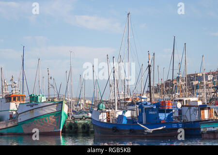 Hout Bay Harbour ou harbor et variété de bateaux de pêche industriels colorés amarrés ou attaché jusqu'à la jetée sur une après-midi ensoleillée d'automne, Afrique du Sud Banque D'Images