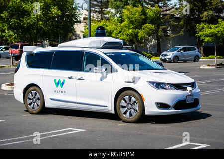 21 juin 2018 sur la montagne / CA / USA - Close up of Waymo auto auto la réalisation de tests dans un parking près de l'administration centrale de Google, sud de San Fr Banque D'Images