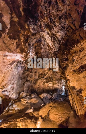 Le 26 juin 2018 des lacs / CA / USA - formations en belle forme le lac Shasta Caverns National National Monument, le nord de la Californie Banque D'Images