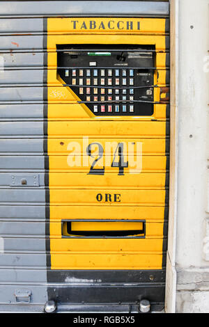 Distributeur automatique de cigarettes de retirer des cigarettes pour fumer 24 heures par jour. Rome, Italie Banque D'Images