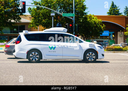 Le 10 juillet 2018 sur la montagne / CA / USA - Waymo voiture auto roulant à vitesse normale sur une rue de South San Francisco, Silicon Valley Banque D'Images