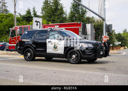 Juillet 13, 2018 Sunnyvale / CA / USA - voiture de police et un camion de pompiers s'est arrêté à la scène d'un accident dans le sud de San Francisco bay area Banque D'Images