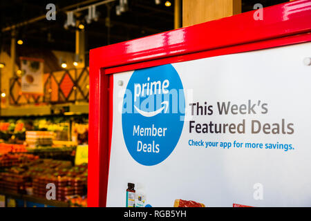 Juillet 24, 2018 Santa Clara / CA / USA - Amazone Membres offres affichées dans un magasin d'aliments entiers dans le sud de San Francisco bay area Banque D'Images