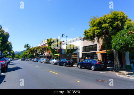 Le 30 juillet 2018 Los Gatos / CA / USA - rue commerçante dans le centre-ville de Los Gatos, South San Francisco bay area Banque D'Images