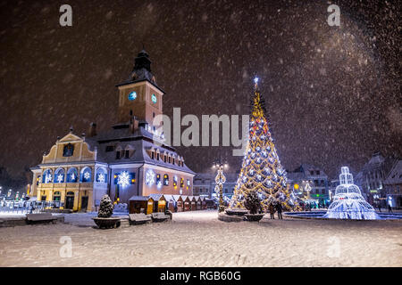 Beaucoup de neige dans Piata Sfatului square, arbre de Noël à Brasov, en Transylvanie, Roumanie - Janvier 2019 Banque D'Images