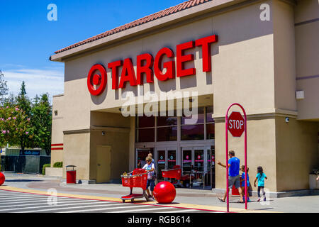 30 juillet 2018 Cupertino / CA / USA - l'entrée à l'un des magasins Target situé dans le sud de la baie de San Francisco Banque D'Images