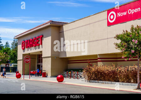 30 juillet 2018 Cupertino / CA / USA - l'entrée à l'un des magasins Target situé dans le sud de la baie de San Francisco Banque D'Images