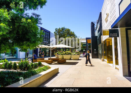 2 août 2018, Palo Alto / CA / USA - Marche à travers l'air libre du centre commercial de Stanford, San Francisco bay area Banque D'Images