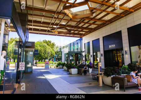 2 août 2018, Palo Alto / CA / USA - arrangements de fleurs magnifiques et de confortables divans situé sur l'une des allées de l'air ouvert boutique Stanford Banque D'Images