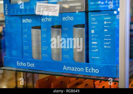 2 août 2018 Los Altos / CA / USA - Amazon Echo boîtes dans un affichage en verre situé dans l'un des magasins Whole Foods à San Francisco bay area Banque D'Images