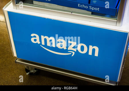 2 août 2018 Los Altos / CA / USA - Amazon logo imprimé sur une boîte d'affichage Echo Amazon situé dans l'une des nourritures entières de magasins dans le sud de San Francisc Banque D'Images