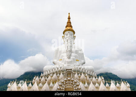 Statue de Bouddha a large white mountain sur cinq corps entouré par la nature avec brouillard nuages couvrir au Wat Phra That Pha Kaew Sorn Temple est un'attra Banque D'Images