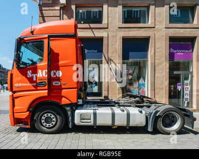 STRASBOURG, FRANCE - Jul 16, 2018 : Nouveau camion Mercedes-Benz Actros puissant en stationnement sur rue de ville, près des magasins - vue latérale Banque D'Images