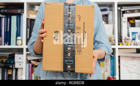 PARIS, FRANCE - Nov 4, 2018 : Nouvelle présentation d'Amazone colis à préparer pour faire le déballage, fiers d'Amazone client Banque D'Images