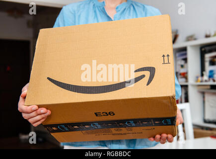 PARIS, FRANCE - Nov 4, 2018 : Amazon premier colis à préparer pour faire le déballage, fiers d'Amazone client Banque D'Images