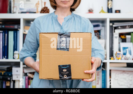 PARIS, FRANCE - Nov 4, 2018 : présentation d'Amazon premier colis à préparer pour faire le déballage Banque D'Images