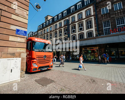 STRASBOURG, FRANCE - Jul 16, 2018 : Les gens autour de l'existence de nouveaux Mercedes-Benz Actros camion stationné sur une rue de ville, près des magasins - vue latérale Banque D'Images