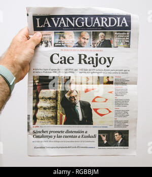 Barcelone, Espagne - 6 juin 2018 : couverture de journal La Vanguardia avec CAE Rajoy traduit comme Mariano Rajoy au revoir quand un vote de défiance a évincé son gouvernement Banque D'Images