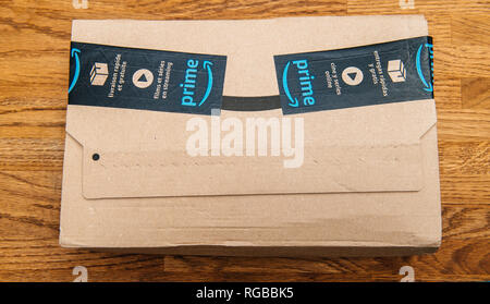 PARIS, FRANCE - Jul 12, 2018 Amazon : premier carton boîte à colis avec une bande pour le premier jour d'adhésion offrant une promotion, promotions, et de grands magasins Banque D'Images