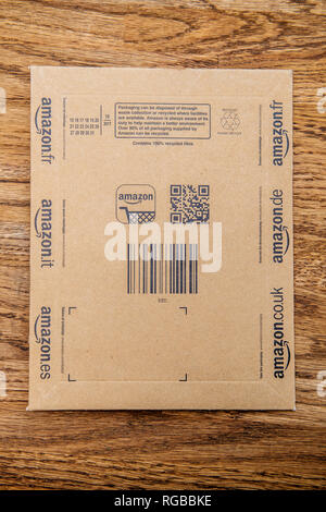 PARIS, FRANCE - Jul 12, 2018 : Amazon premier colis en carton avec du ruban pour le premier jour d'adhésion offrant une promotion, promotions, et de grands magasins Banque D'Images