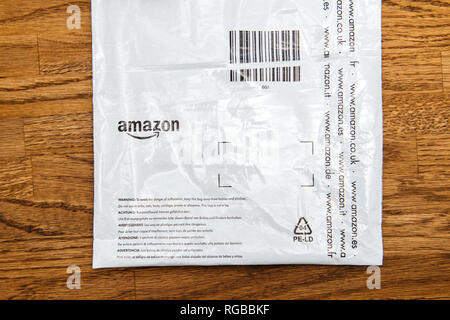 PARIS, FRANCE - Jul 12, 2018 : Amazon premier colis en carton avec du ruban pour le premier jour d'adhésion offrant une promotion, promotions, et de grands magasins Banque D'Images