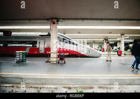 FLORENCE, ITALIE - Apr 16, 2012 : Florence gare avec les usagers sur la plate-forme en face de la flèche d'Frecciargento train exploité par Trenitalia Banque D'Images