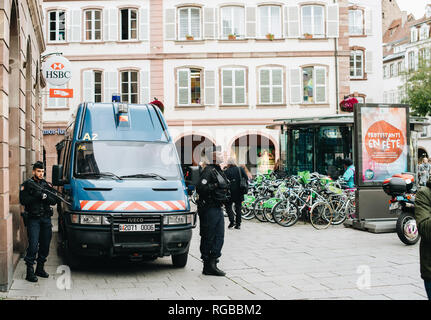 STRASBOURG, FRANCE - OCT 28, 2017 : les agents de police armés près de blue van surveiller Place centrale place Gutenberg près de la banque HSBC au cours de la direction générale du plan national de lutte contre le terrorisme Banque D'Images