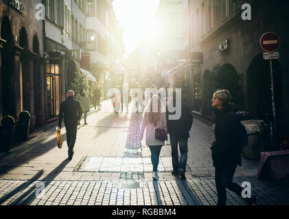 STRASBOURG, FRANCE - OCT 28, 2017 : soleil majestueux plus grande foule et de longues ombres de personnes sur la zone piétonne Rue française Rue des Juifs de boutiques et restaurants Banque D'Images