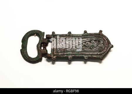 Malaga, Espagne - 21 septembre 2018 : la boucle de ceinture de décorées de motifs végétaux. Fixation en bronze wisigothique à Malaga, Espagne Musée Banque D'Images