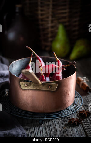 Délicieux vin chaud avec les poires et étoile d'anis Banque D'Images