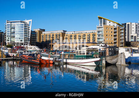 Yachts et narrowboats dans Limehouse Basin, East London UK, avec de nouveaux appartements, sur une journée ensoleillée bight Banque D'Images