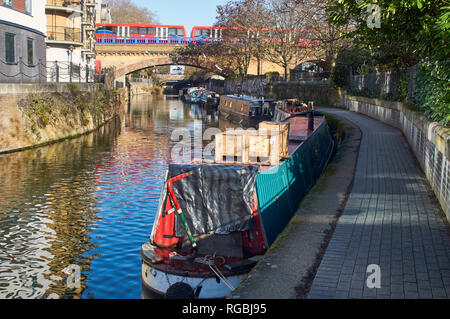 Limehouse Cut, Limehouse, East London UK, avec le et narrowboats Docklands Light Railway Crossing en arrière-plan Banque D'Images