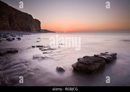 La plage à Llantwit Major, au lever du soleil, Vale of Glamorgan, Pays de Galles, la côte de Glamorgan Banque D'Images