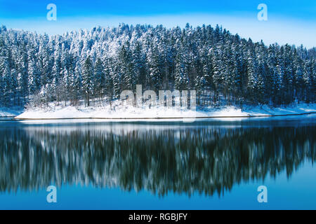 Paysage d'hiver, Croatie Gorski kotar, lac Lokvarsko, belle nature, forêt reflétant dans l'eau Banque D'Images