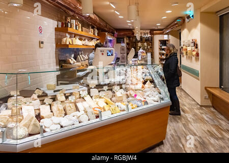 FLORENCE, ITALIE, 2019 - Jan 25 : coupe marchande de fromage italien au cours du marché à Bergame, Italie Banque D'Images