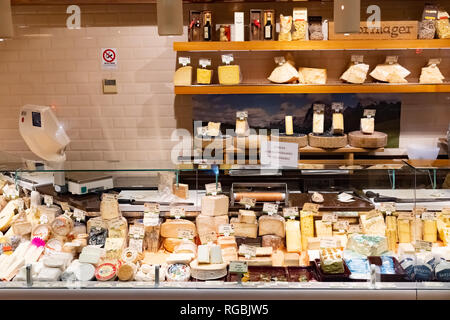 FLORENCE, ITALIE, 2019 - Jan 25 : coupe marchande de fromage italien au cours du marché à Bergame, Italie Banque D'Images