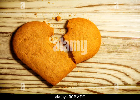 Broken Heart shaped Cookies au gingembre et miettes sur fond de bois, concept d'amour Banque D'Images