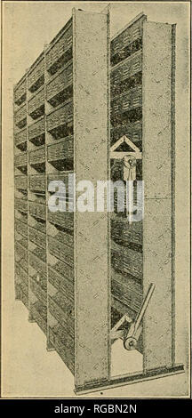 . Bulletin du Ministère de l'Agriculture des États-Unis. L'agriculture ; l'Agriculture. BULLETIN 12 867, U.S. DEPARTMENT OF AGRICULTURE. la hauteur des casiers. En ajustant les diapositives au fond, contrôlée par des leviers, la décharge peut être continu ou intermittent. Habituellement, la dernière pratique est suivie. Le chauffage est effectué par des colonnes d'air chaud. Cet air est aspiré par un ventilateur en bas et sur le côté de l'haricot-holding équipement et transmis sur des tuyaux de vapeur fermé. Pour éviter que les haricots de drjing, et aussi d'augmenter le chauffage de l'effet de l'air chaud,. Fig. 3.âBean racks, Banque D'Images