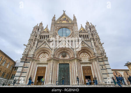 Façade du Duomo di Siena (cathédrale de Sienne), Toscane Italie Banque D'Images