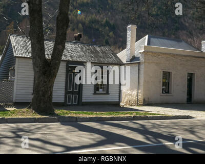 ARROWTOWN, NOUVELLE-ZÉLANDE - 25 septembre 2014 : vieux chalets sur une rue à arrowtown, Nouvelle-Zélande Banque D'Images