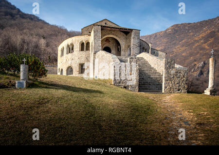 Belle vue panoramique sur l'abbaye de Saint Peter entre les montagnes dans Civate, Lombardie, Italie Banque D'Images