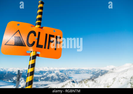 Un panneau d'avertissement sur Blackcomb indiquant une falaise est à proximité. Banque D'Images