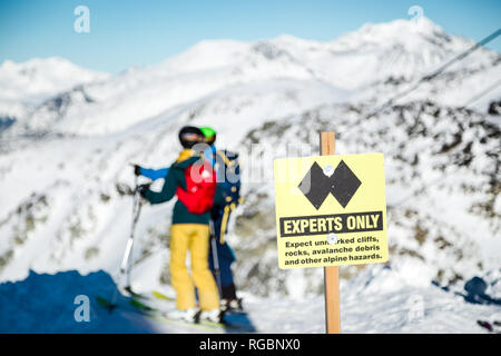 Des experts d'un seul signe indiquant un double black diamond s'exécuter sur le haut du mont Blackcomb. Banque D'Images