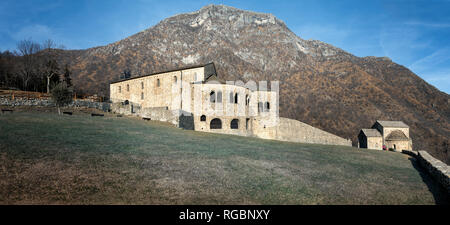 Belle vue panoramique sur l'abbaye de Saint Peter entre les montagnes dans Civate, Lombardie, Italie Banque D'Images