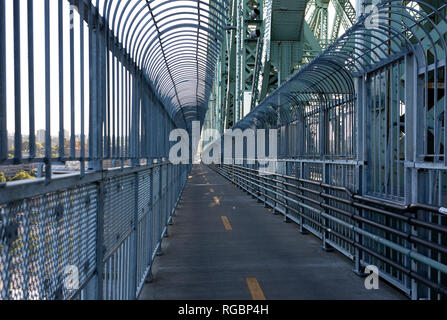 Montréal, Québec, Canada, le 22 juin 2018 : Le chemin du pont Jacques-Cartier qui est un pont en acier traversant le fleuve Saint-Laurent Banque D'Images