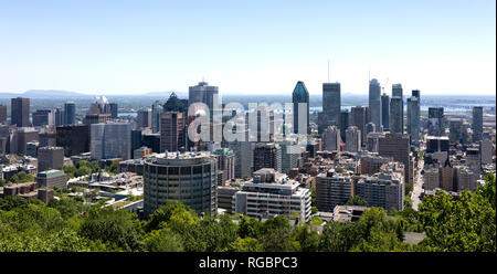 Montréal, Québec, Canada, le 3 juin 2018 : Les toits de Montréal à l'été du Belvédère Kondiaronk, dans le parc du mont Royal Banque D'Images