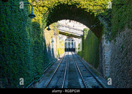 Bergame, Italie Jan 25, 2019 - Le funiculaire rouge dans la vieille ville de Bergame s'approche de la station à San Vigilio hill Banque D'Images